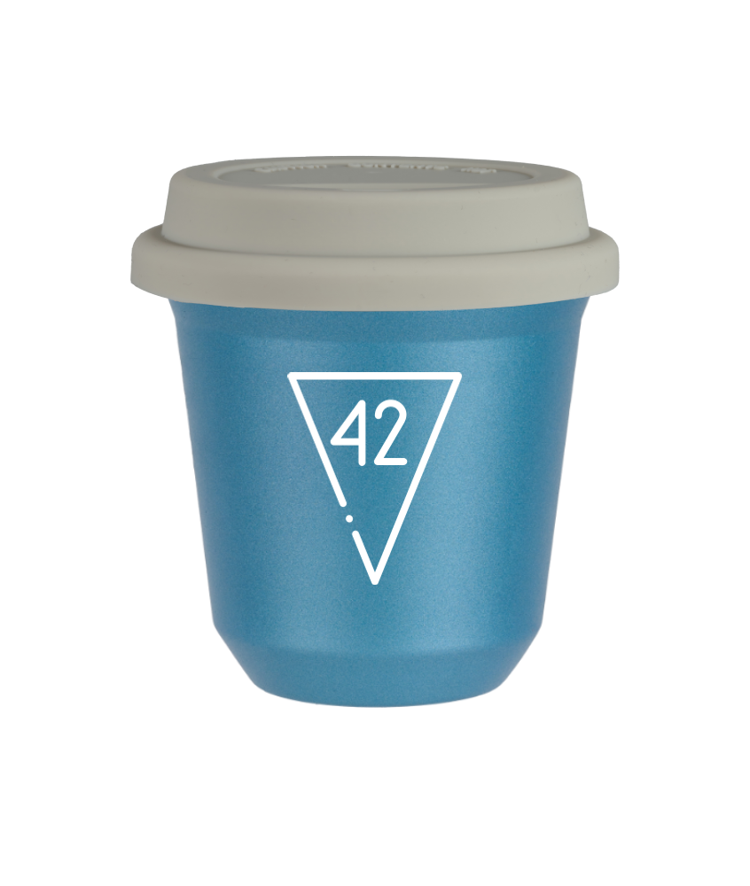 Kubek 80 ml BŁĘKITNY METALIC "42 (biały)", z białą pokrywką