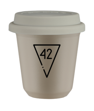 Kubek 80 ml BEŻOWY "42 (czarny)", z białą pokrywką Kubek 80 ml BEŻOWY "42 (czarny)", z białą pokrywką