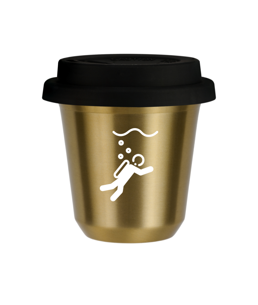 Kubek złoty 80 ml, NURKOWANIE (biały) z pokrywką czarną kubek termiczny na kawe | 70,00 zł Kubek złoty 80 ml, NURKOWANIE (biały) z pokrywką czarną kubek termiczny na kawe | 70,00 zł