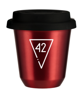 Kubek 150 ml CZERWONY METALIC "42 (biały)", z czarną pokrywką Kubek 150 ml CZERWONY METALIC "42 (biały)", z czarną pokrywką