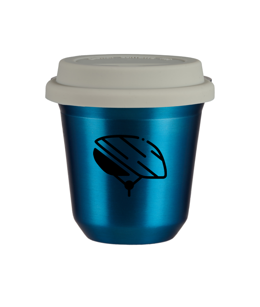 Kubek 150 ml NIEBIESKI METALIC "Kask (czarny)", z białą pokrywką