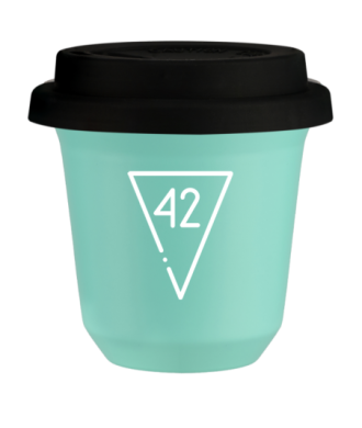 Kubek 150 ml TURKUSOWY "42 (biały)", z czarną pokrywką Kubek 150 ml TURKUSOWY "42 (biały)", z czarną pokrywką