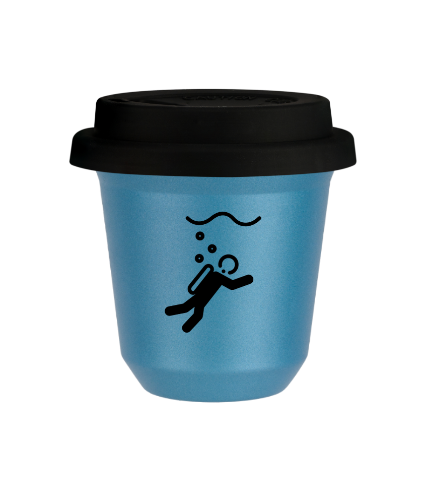 Kubek 150 ml BŁĘKITNY METALIC "Nurkowanie (czarny)", z czarną pokrywką Kubek 150 ml BŁĘKITNY METALIC "Nurkowanie (czarny)", z czarną pokrywką