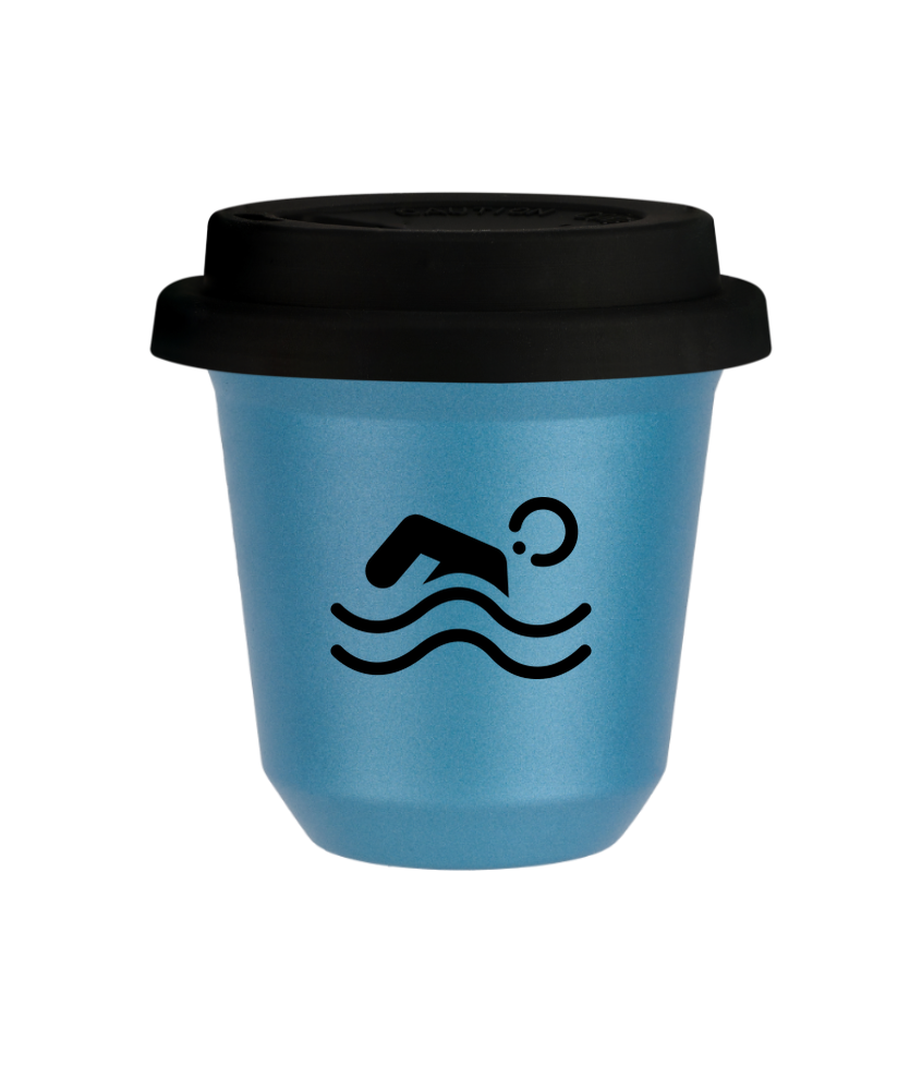 Kubek 150 ml BŁĘKITNY METALIC "Pływanie", z czarną pokrywką