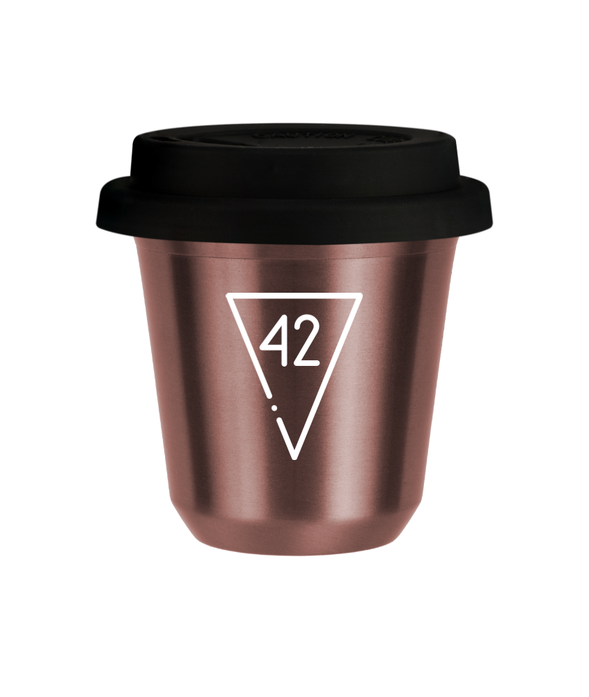 Kubek 240 ml RÓŻOWE ZŁOTO "42 (biały)", z czarną pokrywką