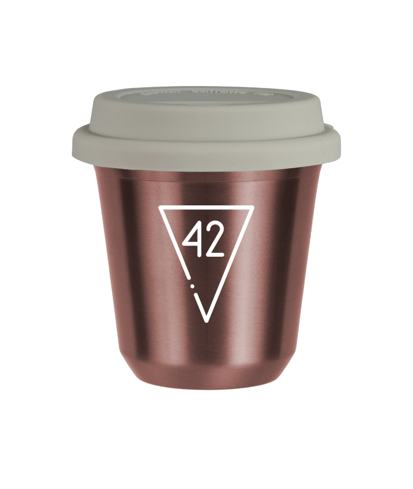Kubek 240 ml RÓŻOWE ZŁOTO "42 (biały)", z białą pokrywką