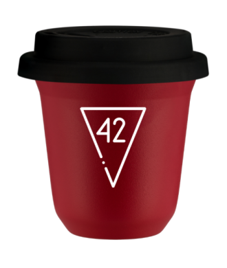 Kubek 240 ml CZERWONY "42 (biały)", z czarną pokrywką Kubek 240 ml CZERWONY "42 (biały)", z czarną pokrywką