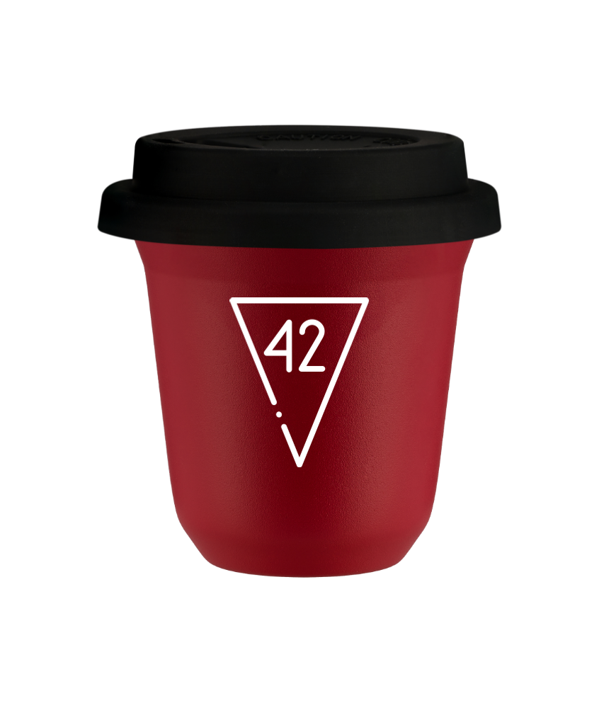 Kubek 240 ml CZERWONY "42 (biały)", z czarną pokrywką