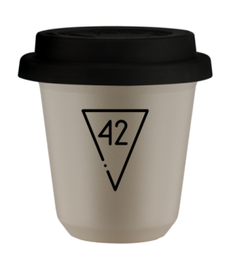 Kubek 240 ml BEŻOWY "42", z czarną pokrywką Kubek 240 ml BEŻOWY "42", z czarną pokrywką