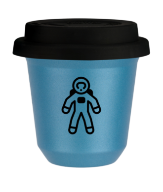 Kubek 240 ml BŁĘKITNY METALIC "Astronauta", z czarną pokrywką Kubek 240 ml BŁĘKITNY METALIC "Astronauta", z czarną pokrywką