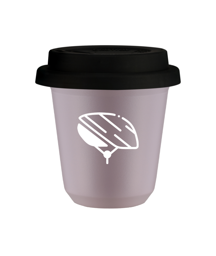 Kubek 240 ml LAWENDOWY "Kask (biały)", z czarną pokrywką