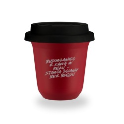 Kubek 80 ml CZERWONY "Budowlaniec z kawą w ręku - stawia ściany bez błędu", z pokrywką czarną