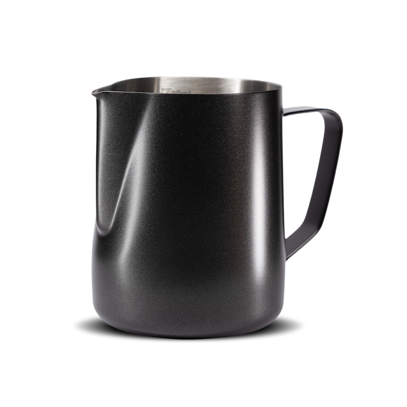 Czarny dzbanek do spieniania mleka