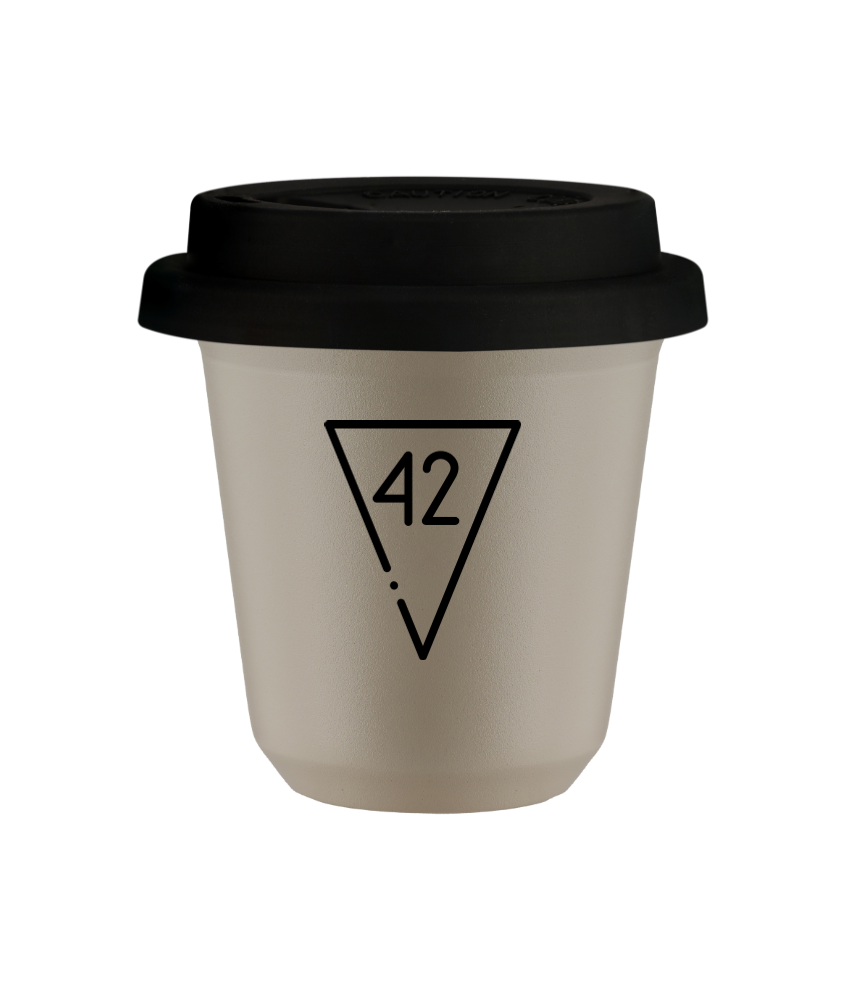 Kubek 80 ml BEŻOWY "42", z czarną pokrywką
