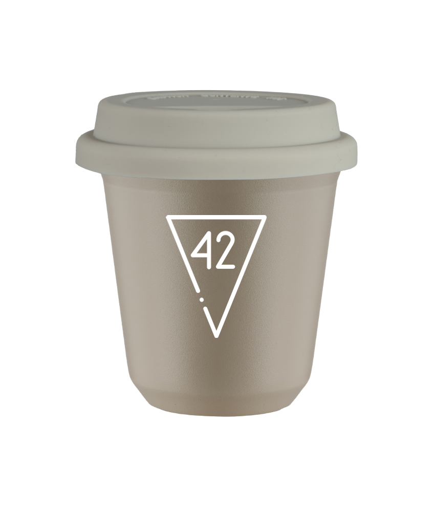 Kubek 80 ml BEŻOWY "42 (biały)", z białą pokrywką