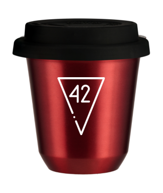 Kubek 150 ml CZERWONY METALIC "42 (biały)", z czarną pokrywką Kubek 150 ml CZERWONY METALIC "42 (biały)", z czarną pokrywką