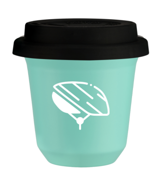 Kubek 150 ml TURKUSOWY "Kask (biały)", z czarną pokrywką Kubek 150 ml TURKUSOWY "Kask (biały)", z czarną pokrywką