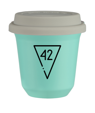 Kubek 150 ml TURKUSOWY "42 (czarny)", z białą pokrywką Kubek 150 ml TURKUSOWY "42 (czarny)", z białą pokrywką