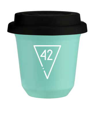 Kubek 150 ml TURKUSOWY "42 (biały)", z czarną pokrywką Kubek 150 ml TURKUSOWY "42 (biały)", z czarną pokrywką