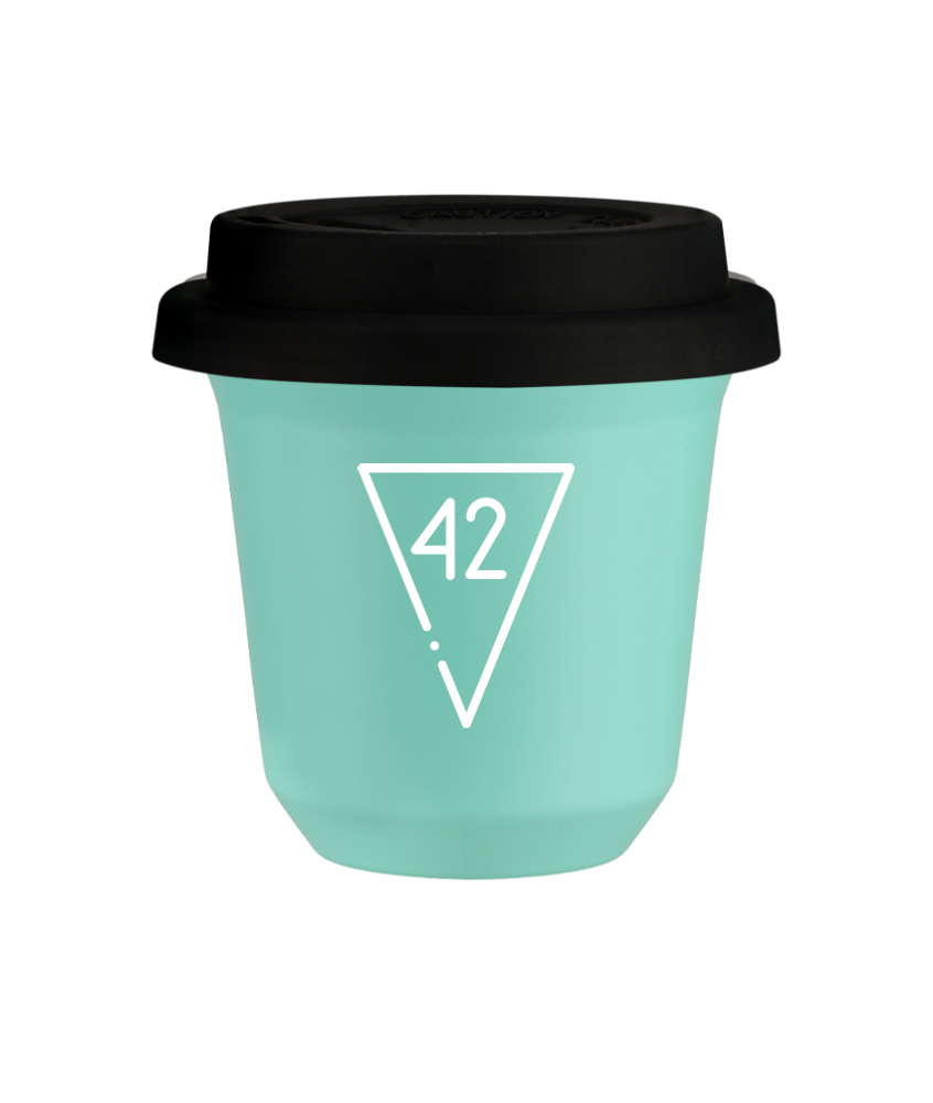 Kubek 150 ml TURKUSOWY "42 (biały)", z czarną pokrywką