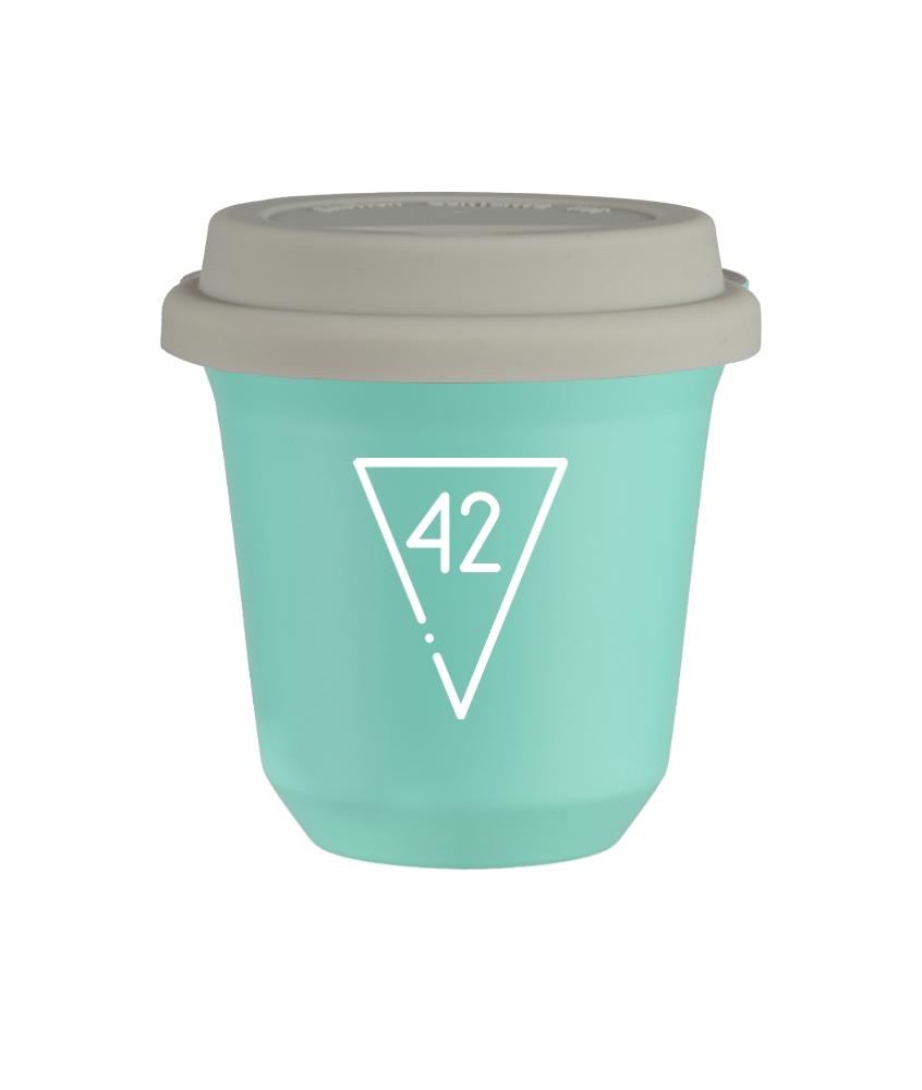 Kubek 150 ml TURKUSOWY "42 (biały)", z białą pokrywką