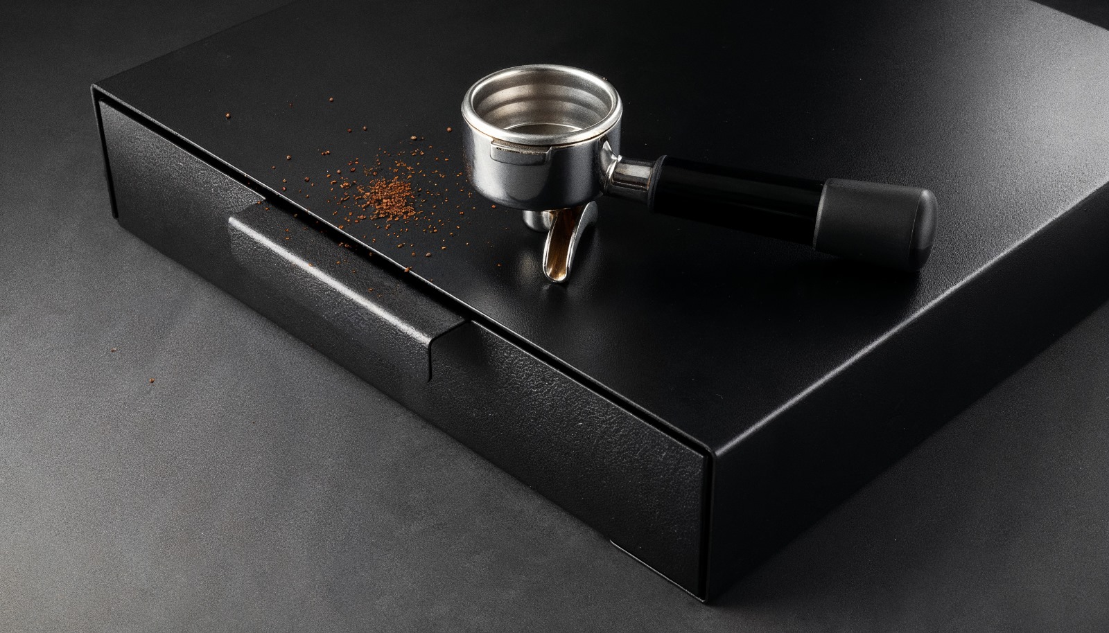 Szuflada z odbijakiem – koniec z bałaganem po kawie.